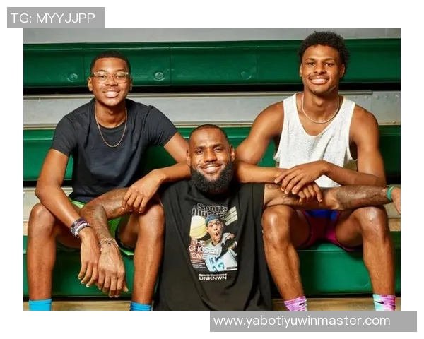 詹姆斯与儿子布朗尼打高尔夫分享珍贵亲子时光感悟人生乐趣 詹姆斯与儿子布朗尼打高尔夫分享珍贵亲子时光感悟人生乐趣